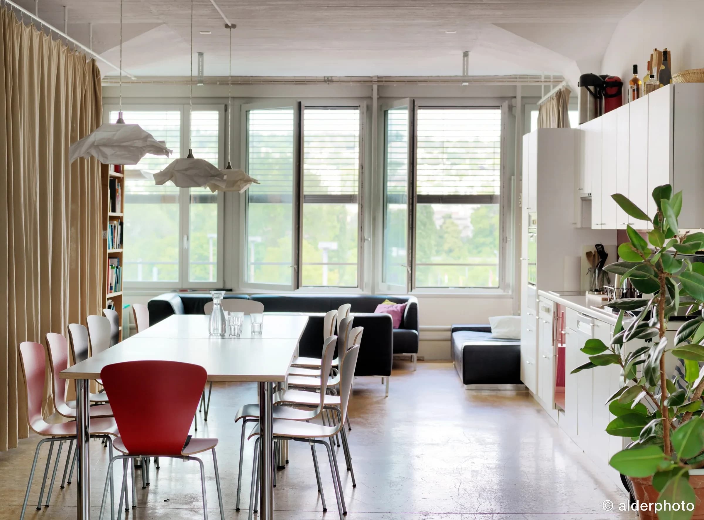 Kitchen and lounge area
